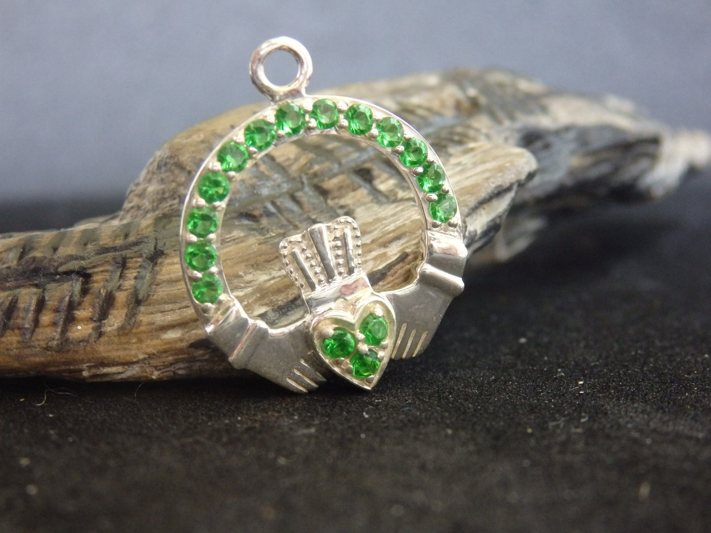 SCP053GR - PEND GREEN CZ CLADD & CZ CHIP HOOP
