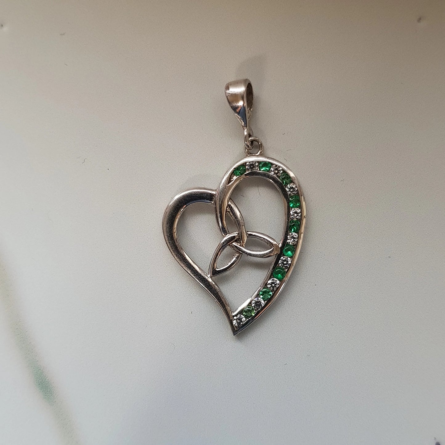 SCP132CZGR - PEND CZ GR TRINITY & HEART
