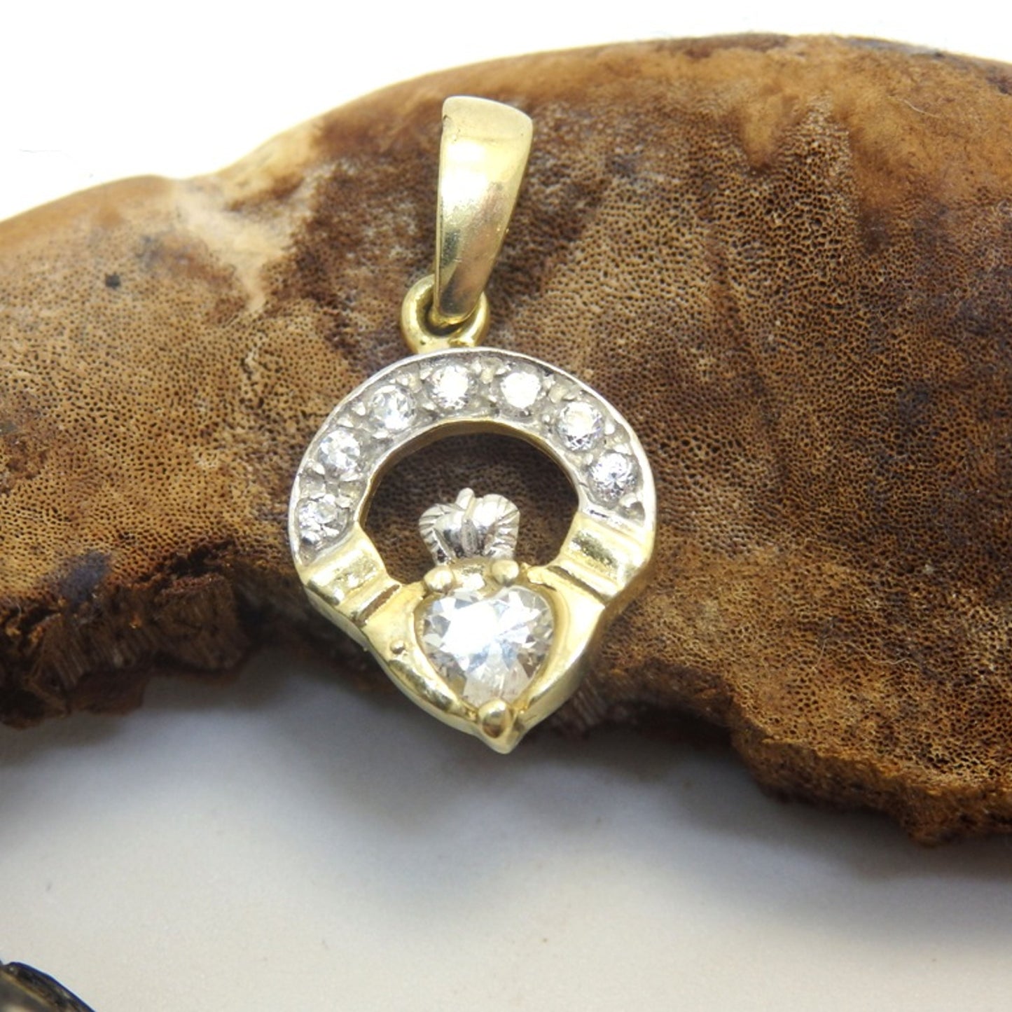 CP014CZ/GR - PEND GR CLADD HEART CZ