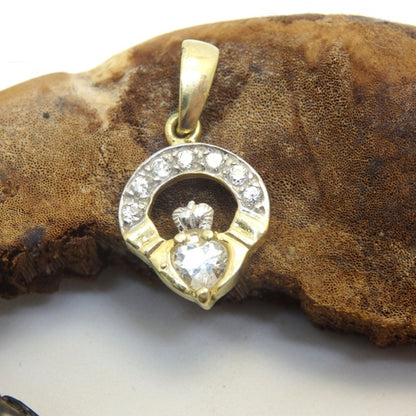 CP014CZ/GR - PEND GR CLADD HEART CZ SURROUND
