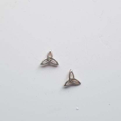 SCE038 - EAR STUD TRINITY SMALL